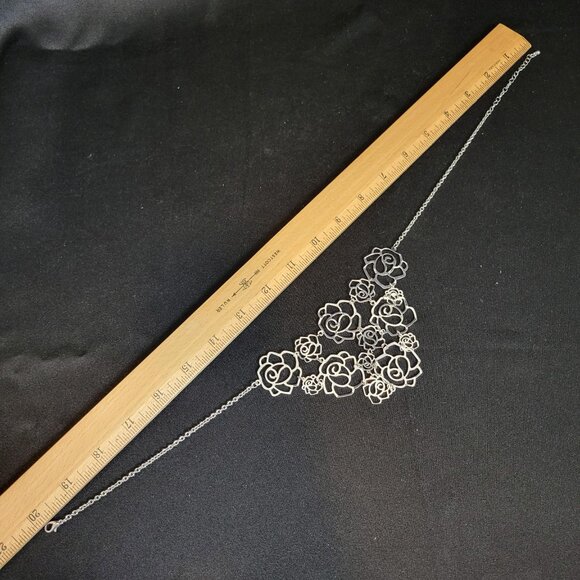 Silver Tone Laser Cut Stacked Roses Statement Necklace Costume Jewelry - Picture 4 of 4